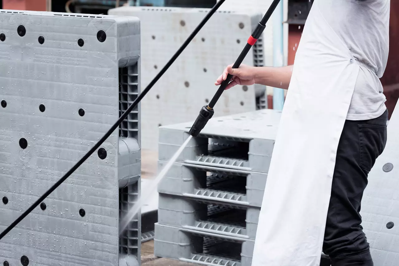 Cleaning of plastic pallet in the foods industry in India with high pressure cleaning washer water jet