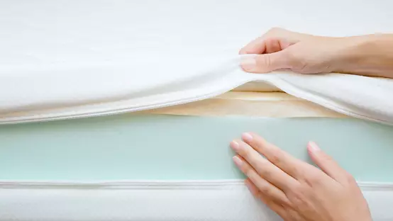 女性手部接触不同层的新床垫