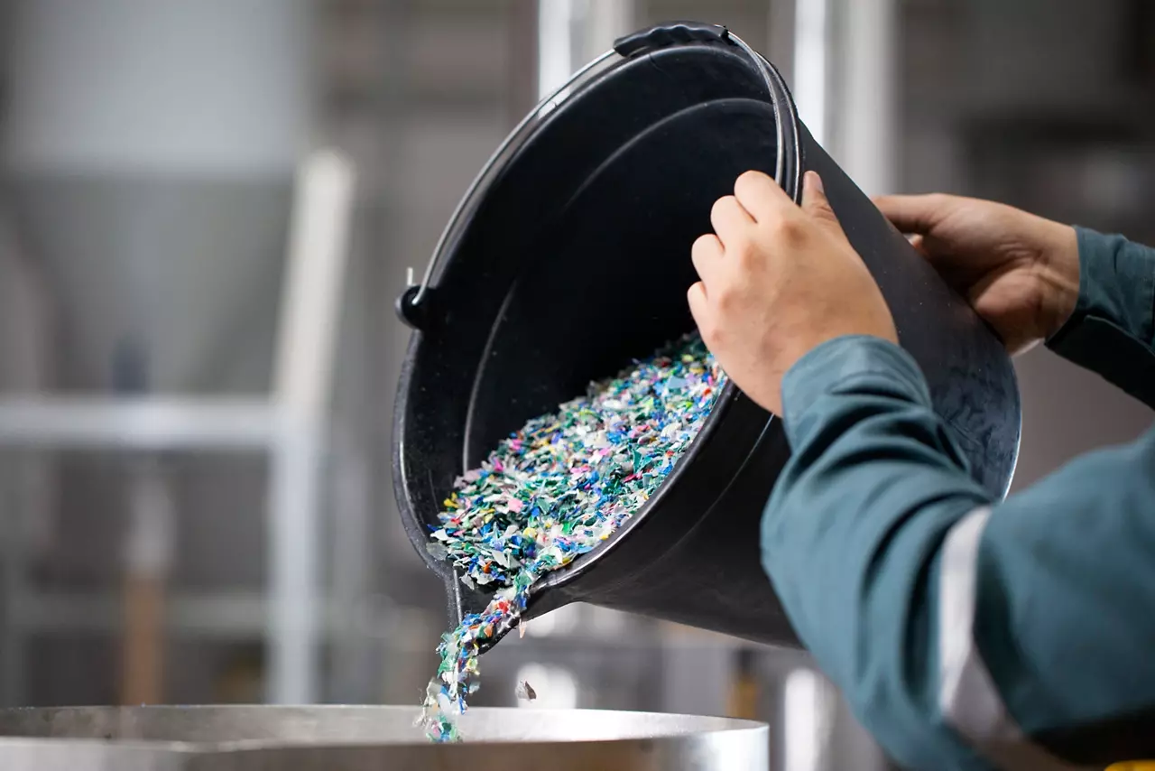 包装工作室的工人回收塑料制品