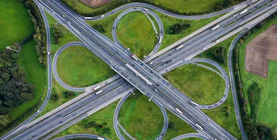 ドローン空撮による道路交差点。クローバー・ラウンドアバウトを上空から眺める。ドイツのアウトバーンの交通量。