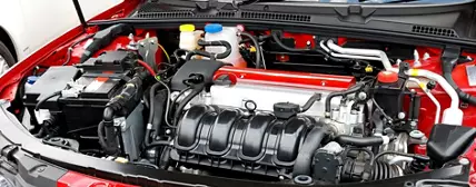 引擎盖和下方的发动机